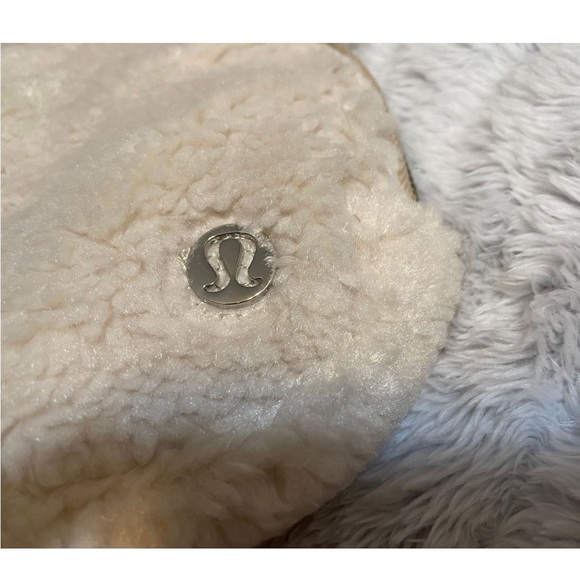 LULULEMON Everywhere Belt Bag Crossbody Fanny Pack Slim FLEECE SHERPA Ivory NEW - Picture 4 of 5